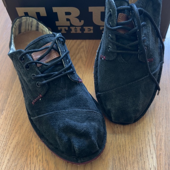 TOMS Black w/Laces - Picture 1 of 4